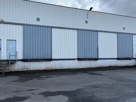 local avec quais entrepôt logistique