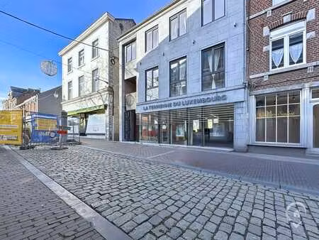 immeuble dans le centre de marche