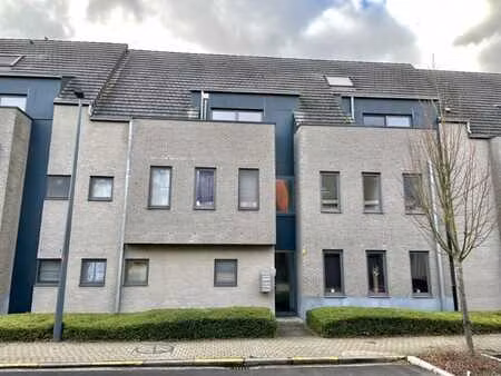 appartement met 2 slaapkamers  groot terras en autostaanp...