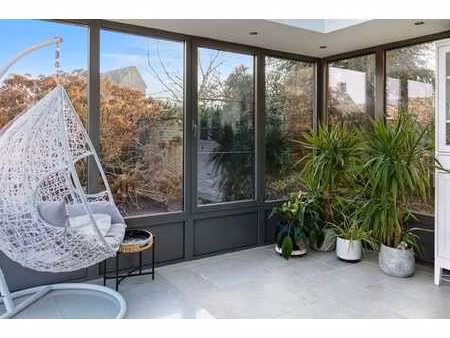 élégante maison avec véranda lumineuse  jardin et confort