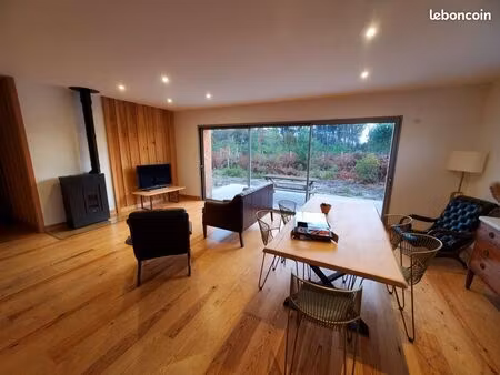 maison en lisière de forêt à proximité du lac