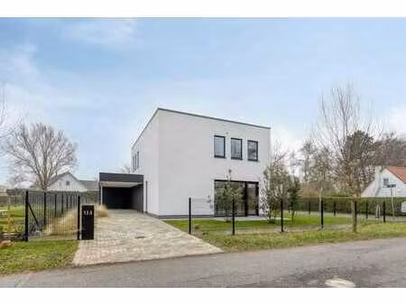 villa neuve entièrement finie avec 3 chambres à coucher à si