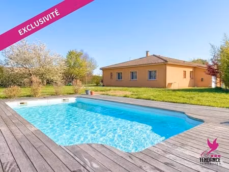 villa 130 m² avec piscine sur 3 500 m² de terrain.