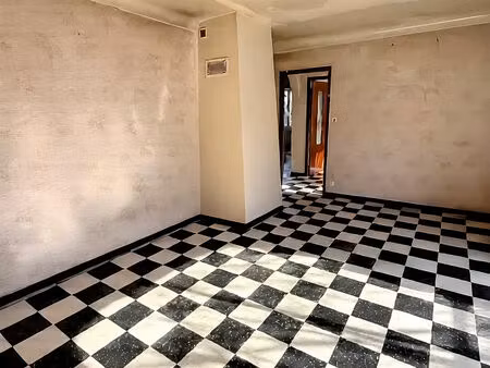 le cailar villa a rafraichir avec grand garage et terrain