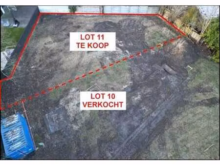 terrain spacieux dans un environnement adapté aux enfants à