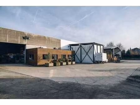 à louer – entrepôt  bureaux et espaces extérieurs