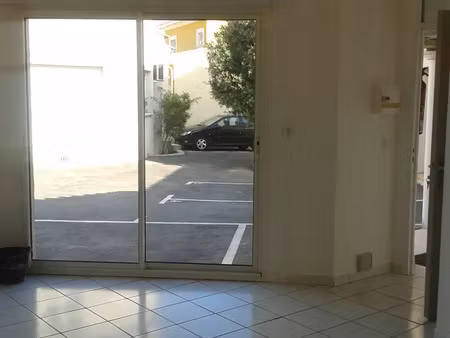 ss frais ag bureau local pro 22m2 + 1 plc parking (toilettes privée  climatisation   fibre