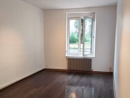 f1 en rdc pour étudiant libre de suite proche école architecture au 34 rue du docteur gran