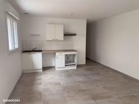 t2 rdc avec 1 place de parking sécurisée