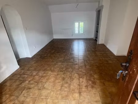 petite maison avec deux chambres