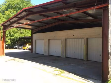 garage fermé + place de parking couvert