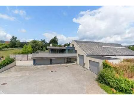 magazijn met een luxueuze gezinswoning in het landelijke ...