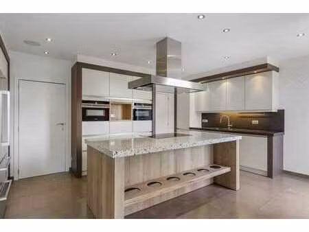 magazijn met een luxueuze gezinswoning in het landelijke ...