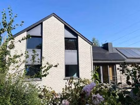 niché dans la végétation appartement avec jardinet