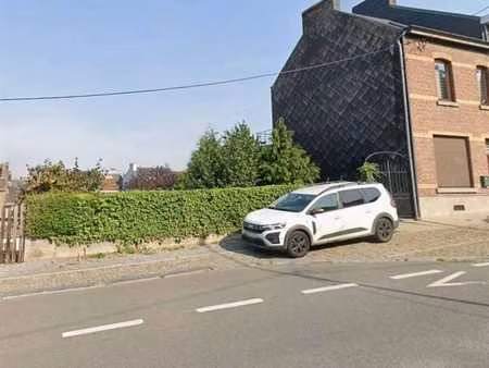 terrain à bâtir au centre de jambes