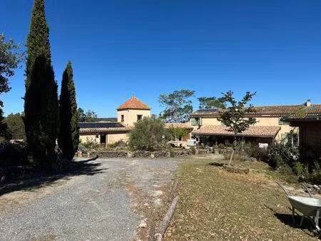mas/ferme rénové avec 6 chambres et 23 hectares de terrain