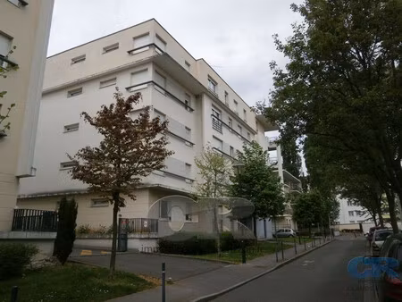 a louer studio avec box en sous-sol