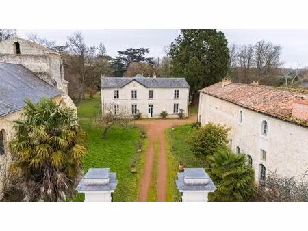 propriété d'exception avec deux maisons et parc au nord de la vienne