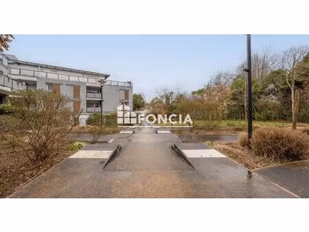 appartement deux pièces 42 m2 avec loggia et parking à cenon