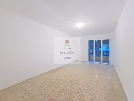 appartement 3 pieces vide - proximite commerces & grands axes  parking