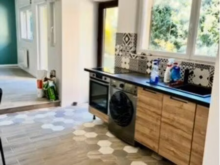 t 3 fraîchement rénové avec jardin et parking côté cour