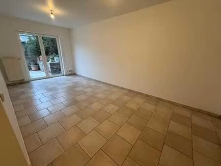 appartement + garage au rez-de-chaussée à gilly