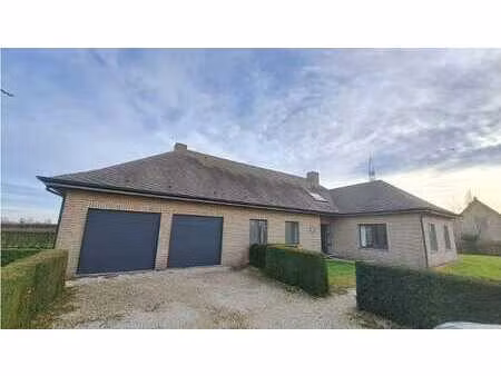 villa-woning met 3 slaapkamers  dubbele garage te huur in...
