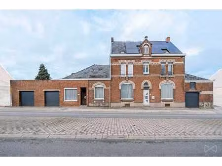 3 habitations familiales avec revenu garanti.