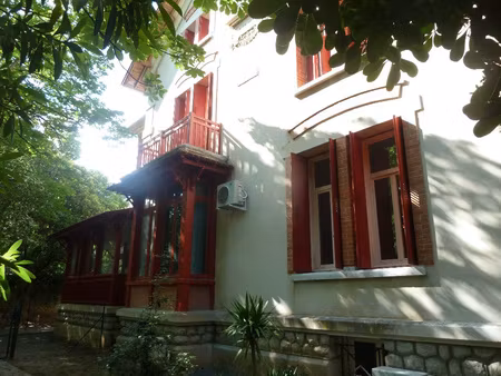 studio arceaux dans immeuble rénové avec jardin