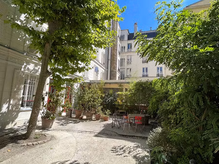 rue marguerite de rochechouart - studio meublé - 16.5m²