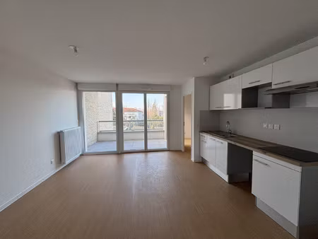 à louer t2 château de l'hers chauffage et eau chaude compris