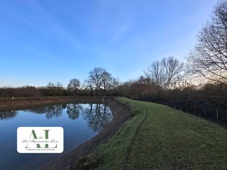terrain de loisir en pleine nature avec étang