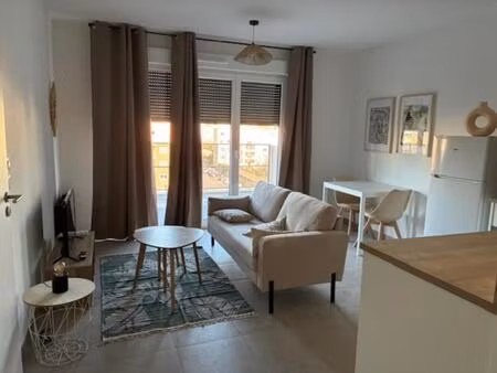 tres beau 2 pieces meuble avec parking