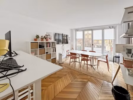 proche de la rue montorgueuil dans le secteur de sentiers  beaux bureaux de 102 m² à la lo