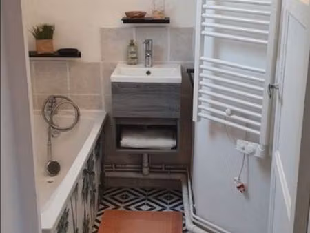 a loué appt meublé dans quartier prisé au calme