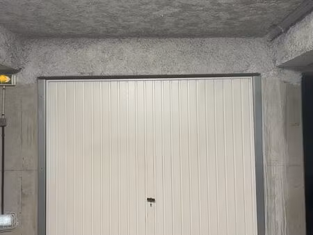 location garage box fermé