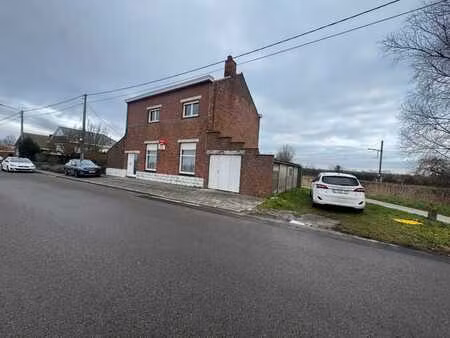 maison spacieuse avec beaucoup de potentièle et grand jardin