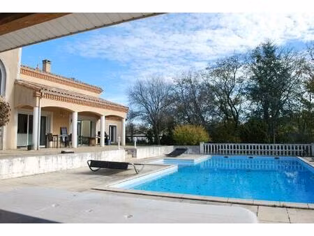 élégante maison familiale de 238 m² environ avec piscine et pool house  sur un terrain...