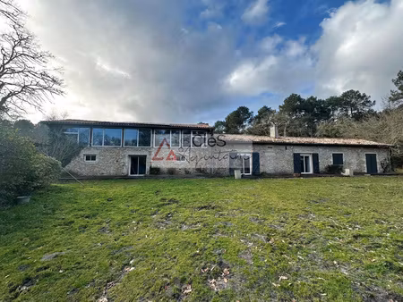 longère rénovée de 242 78 m2 dans son écrin de nature