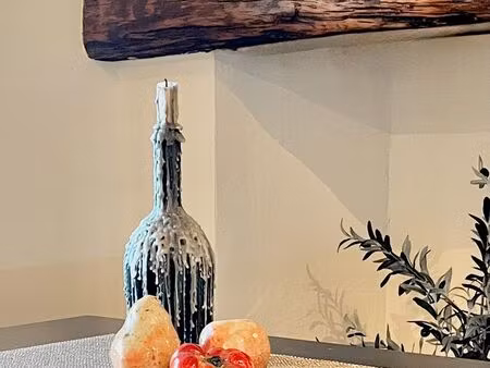 jolie maison en pierre de 65m2 (au total 3 chambres  2 salles de douches  2 caves) récemme