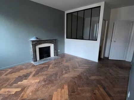 charmant t1 bis totalement rénové à neuf de 33m² avec cuisine équipée et véritable parquet