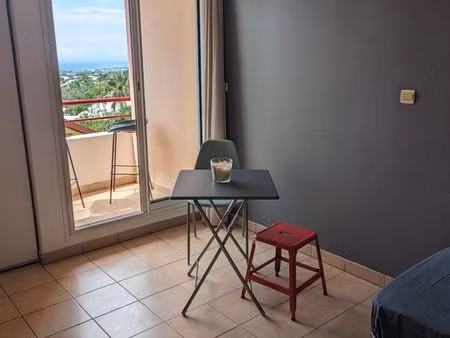 ? studio meublé avec varangue – saint-clotilde