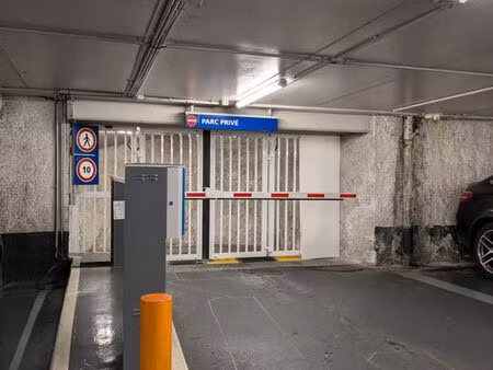 place esquirol   parking privatif   10 m2