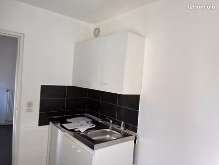 f1 dans résidence calme avec parking