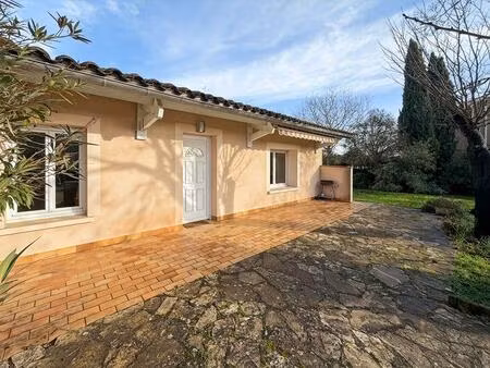 maison ancienne rénovée habitable de plain pied avec jardin et double garage  tout proche.