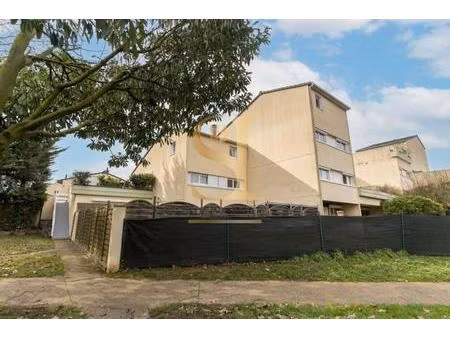 savigny-le-temple - superbe duplex avec terrasse et entrée
