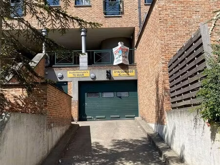 overdekte  afgelijnde parkeerplaats te huur in centrum leuven