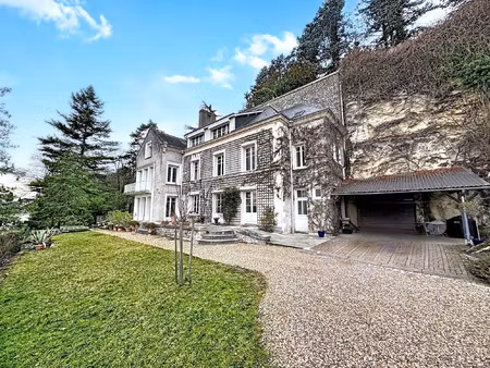 une maison accrochée au coteau avec piscine & vue dominante