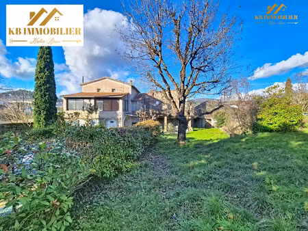 maison en pierre avec dépendance