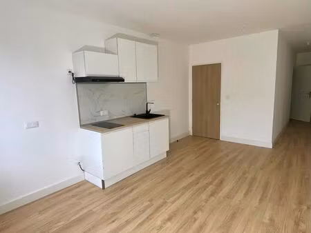 studio entièrement rénové – centre-ville / face cinéma